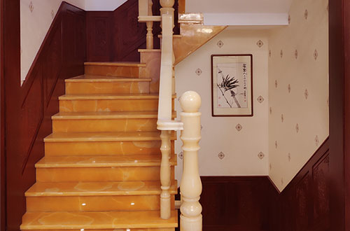 高明中式别墅室内汉白玉石楼梯的定制安装装饰效果