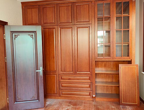高明中式家庭装修里定制的实木衣柜效果图